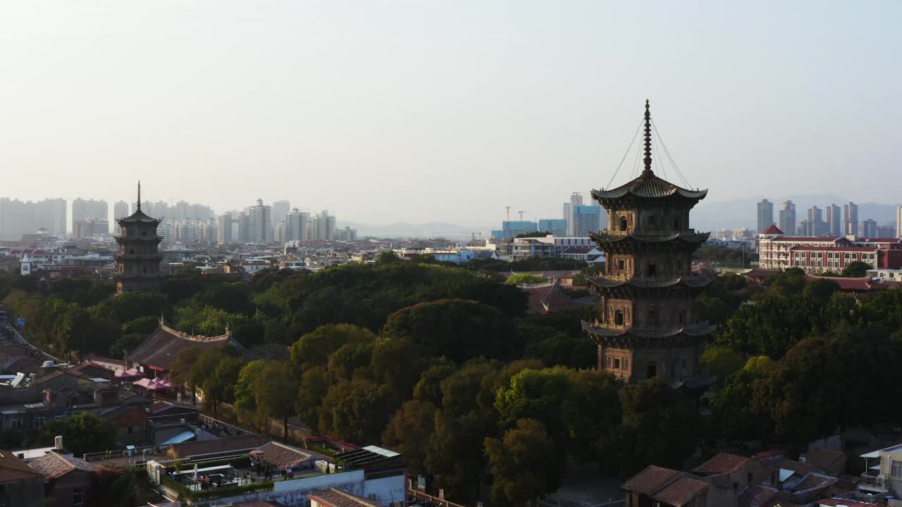 鸟瞰图开元寺和西街黄昏在泉州，中国视频素材