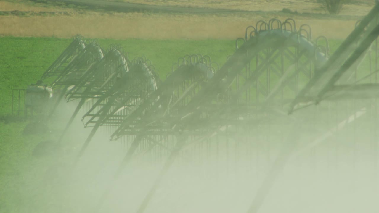 水从中心支点灌溉系统喷洒在马铃薯田。视频素材