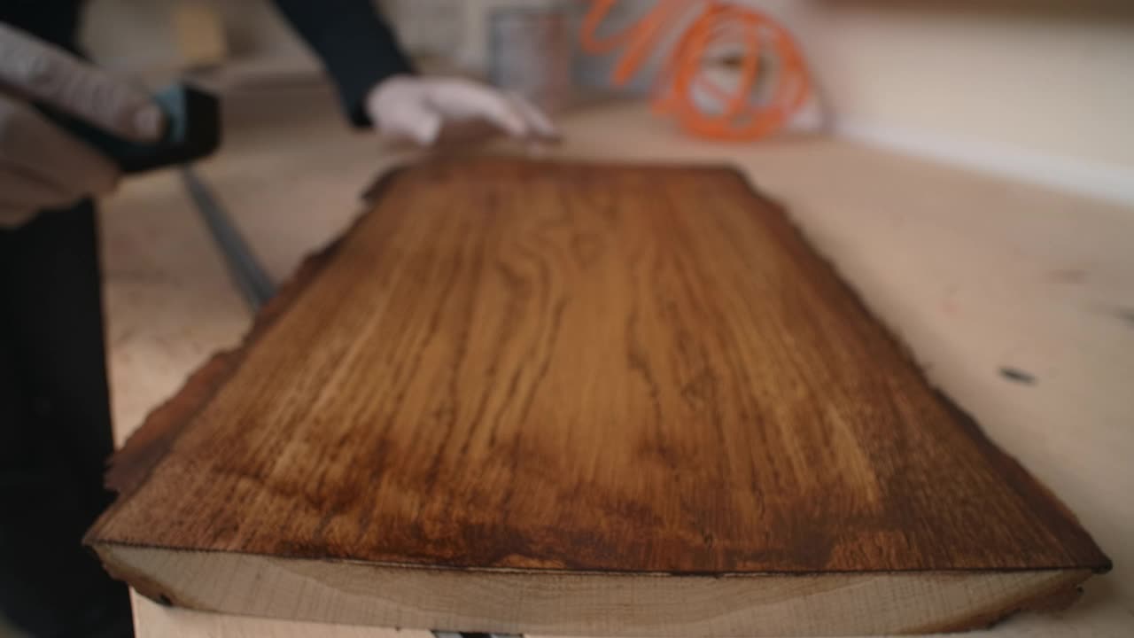 工匠对板材进行木材浸渍处理，木材表面涂以油、木着色、木材保护涂料、木制品油漆，4k 60p Prores 422 HQ 10bit视频素材
