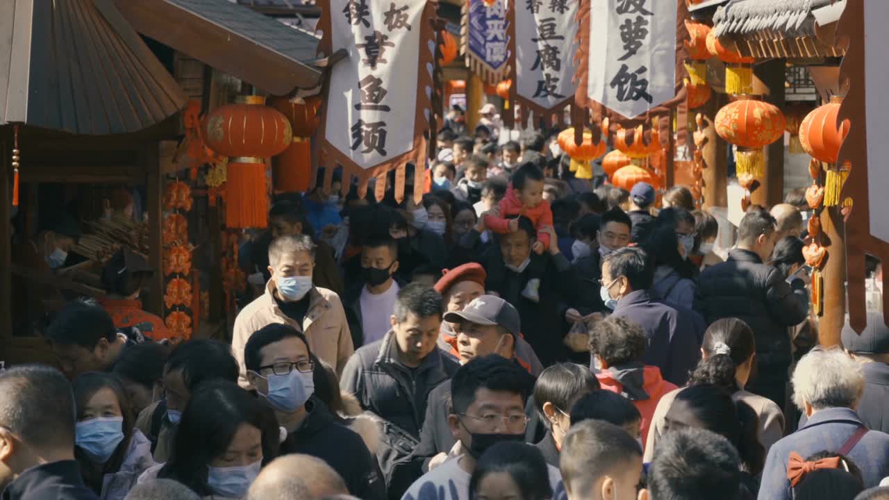 人们在春节庙会，西安，中国。视频素材
