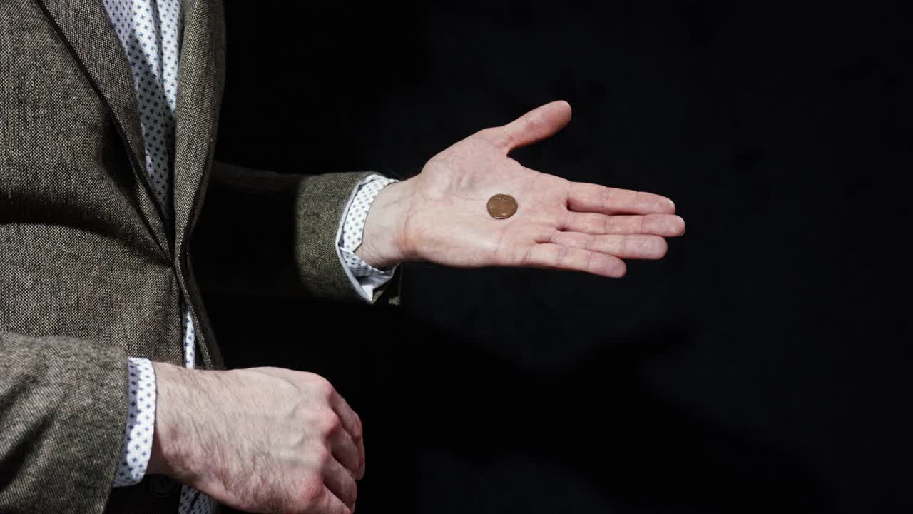 男子用硬币表演魔术视频下载
