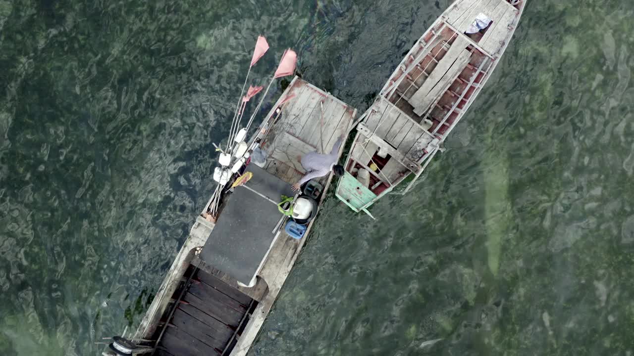 两艘渔船在浅水区视频下载