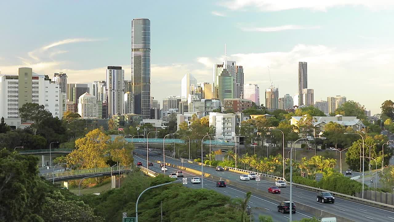 柔和的光线照射在城市天际线和高速公路交通视频下载