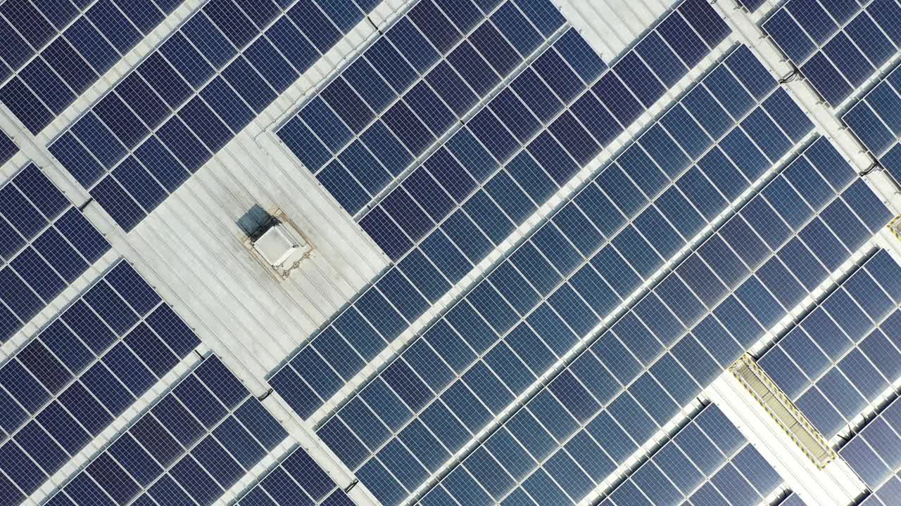 工厂屋顶安装了太阳能电池板视频下载