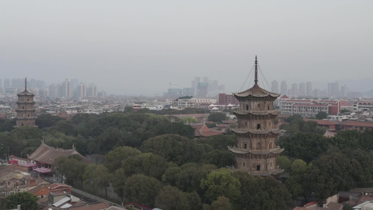 鸟瞰图开元寺和西街黄昏在泉州，中国视频素材