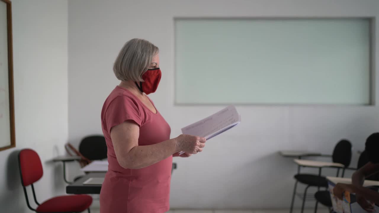 老师给学生考口罩——戴口罩视频下载