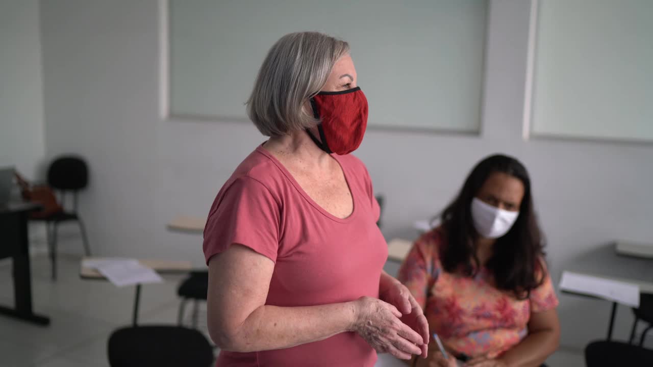老师在课堂前给学生上课——戴口罩视频素材