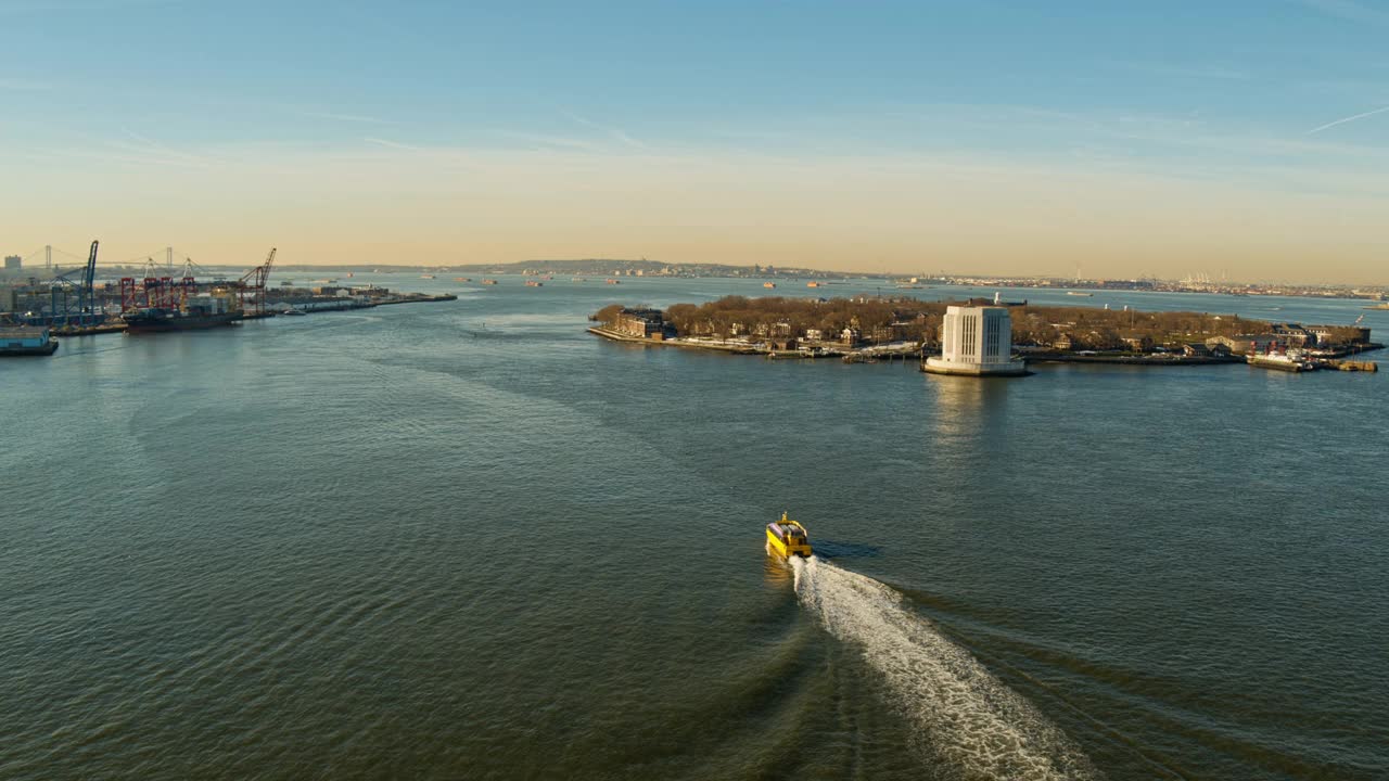 一大清早，纽约布鲁克林商业码头前的水轮正驶过东河。无人机制作的视频，带有电影般的向前摄像机运动。视频下载