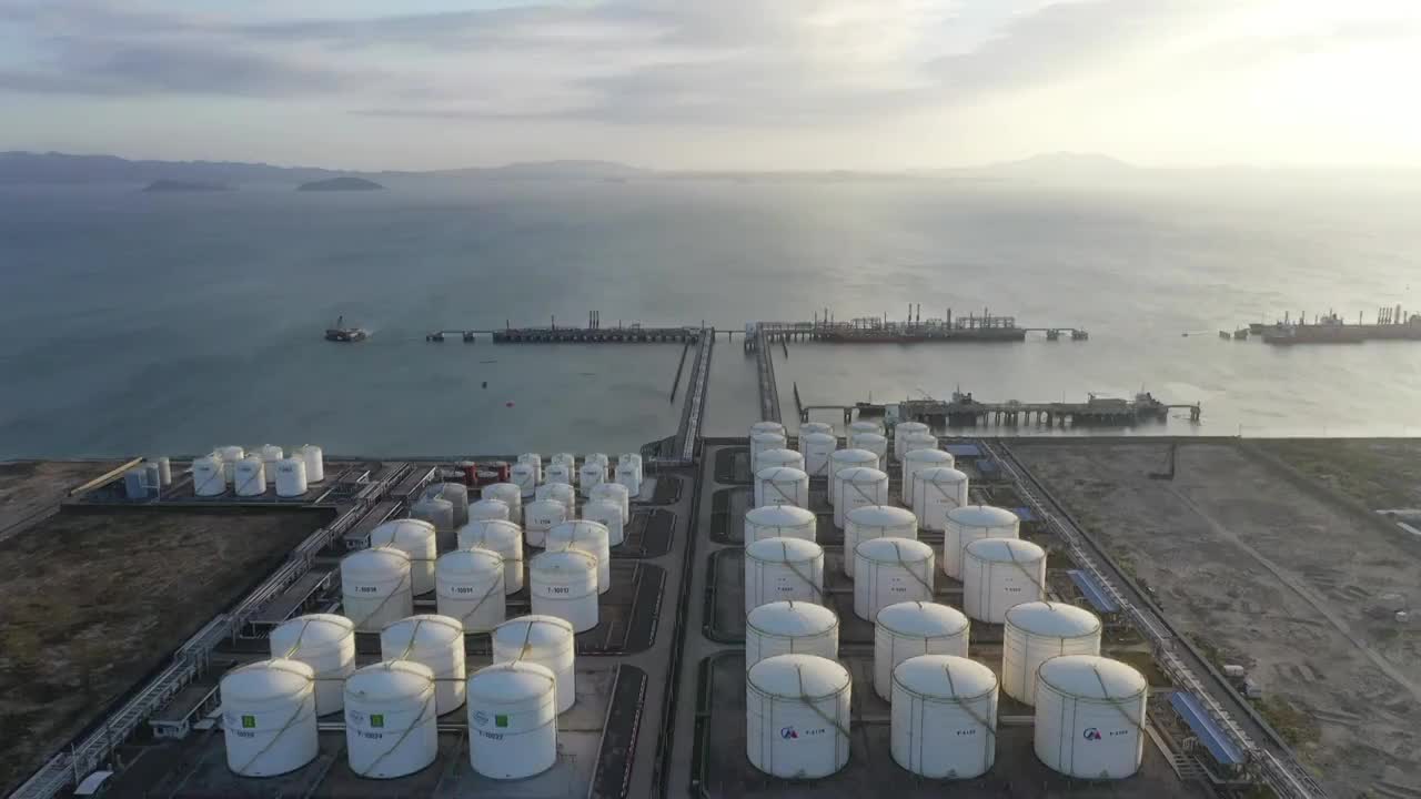 海上储油罐码头鸟瞰图视频下载