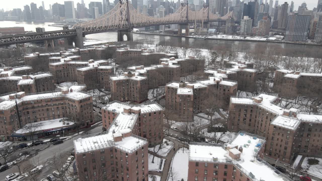 纽约臭名昭著的昆斯桥住宅项目鸟瞰图。视频下载