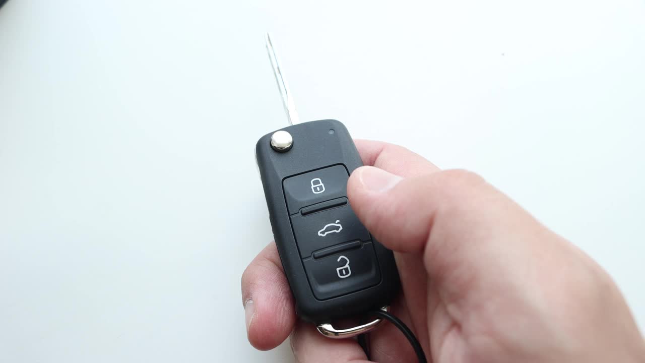 手按汽车钥匙上的按钮视频下载