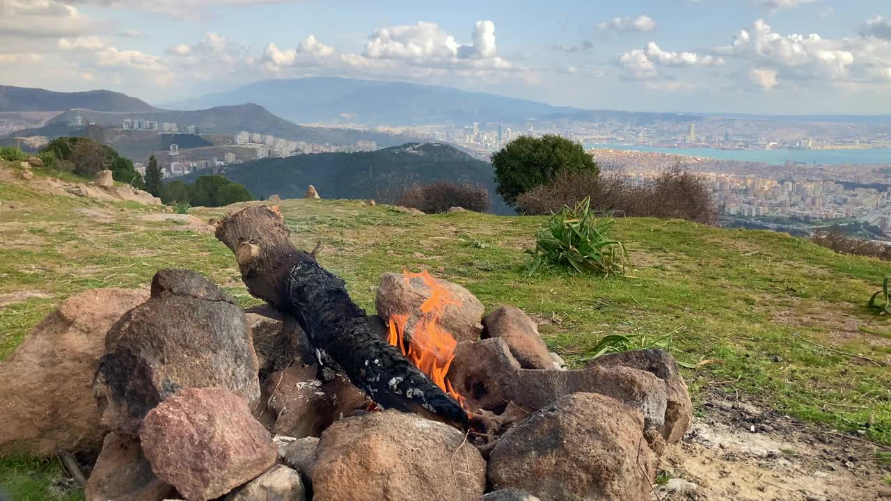 土耳其吸管香肠在篝火上烤着视频下载