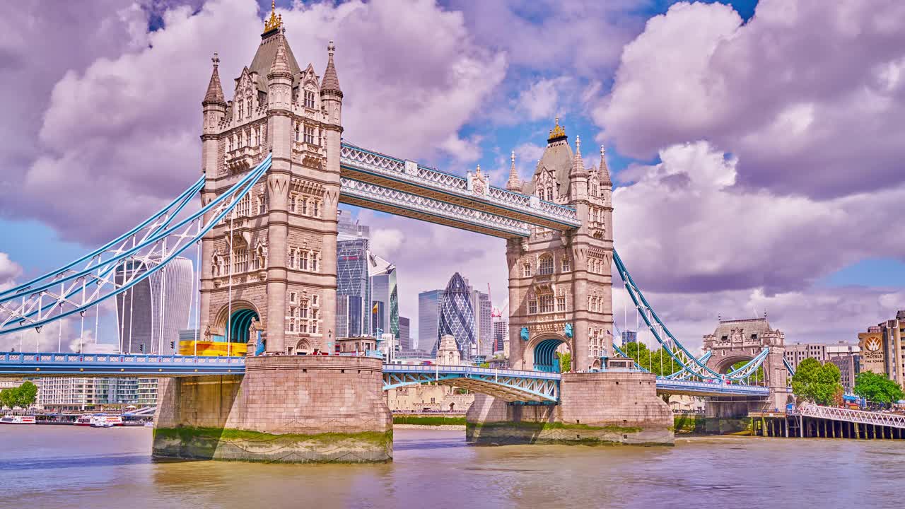 标志性的伦敦城市。塔桥。背景中的金融区视频下载