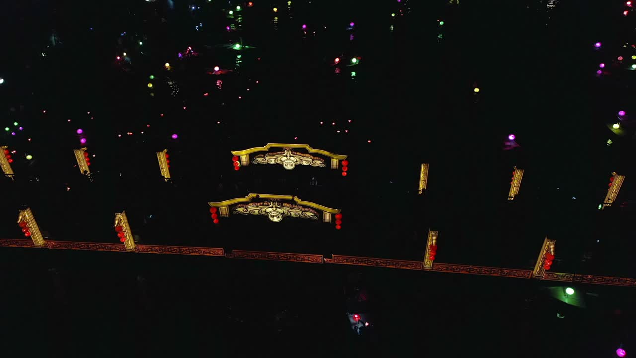 夜游会安大桥，灯火通明的小船视频素材