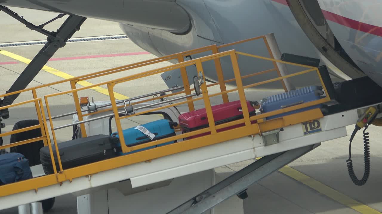 行李从飞机上出来了视频下载