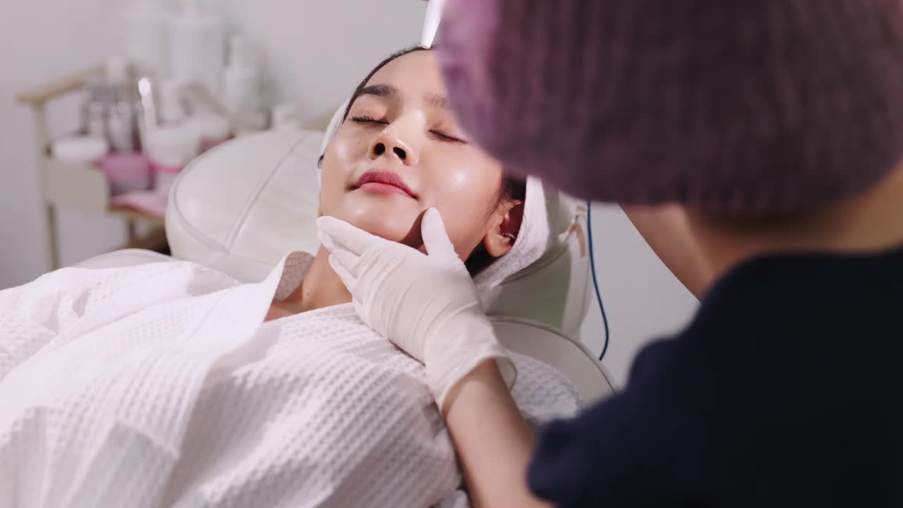 亚洲女性美容师注射血浆到她的病人在PRP吸血鬼面部拉皮。视频素材