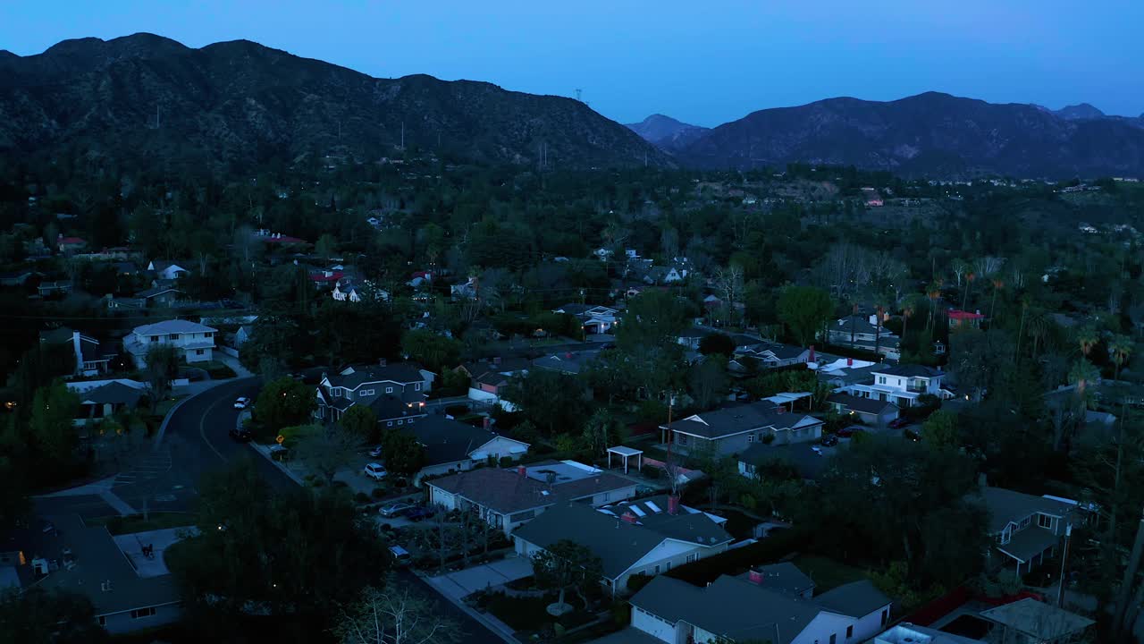 小镇拉加拿大在黄昏加利福尼亚-无人机拍摄视频素材