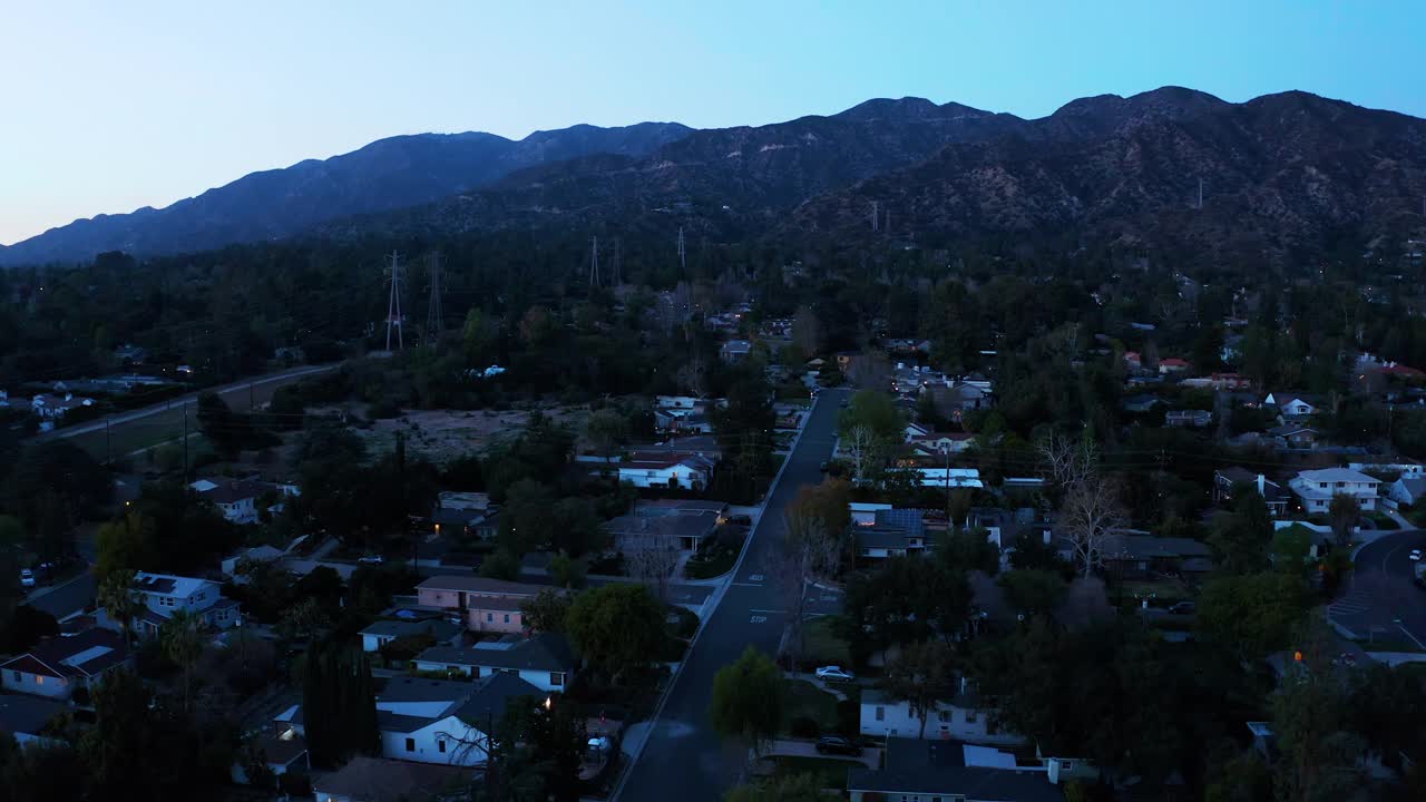 小镇拉加拿大在黄昏加利福尼亚-无人机拍摄视频下载