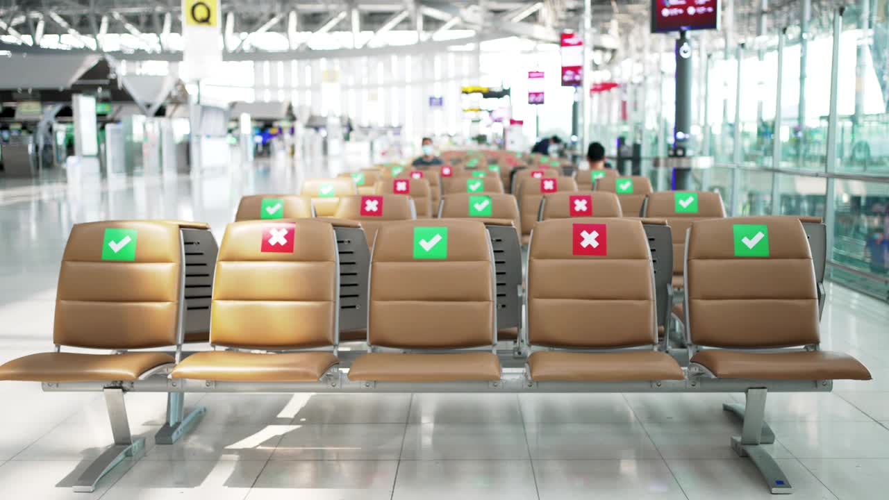 机场椅子上的社交距离标志。视频素材