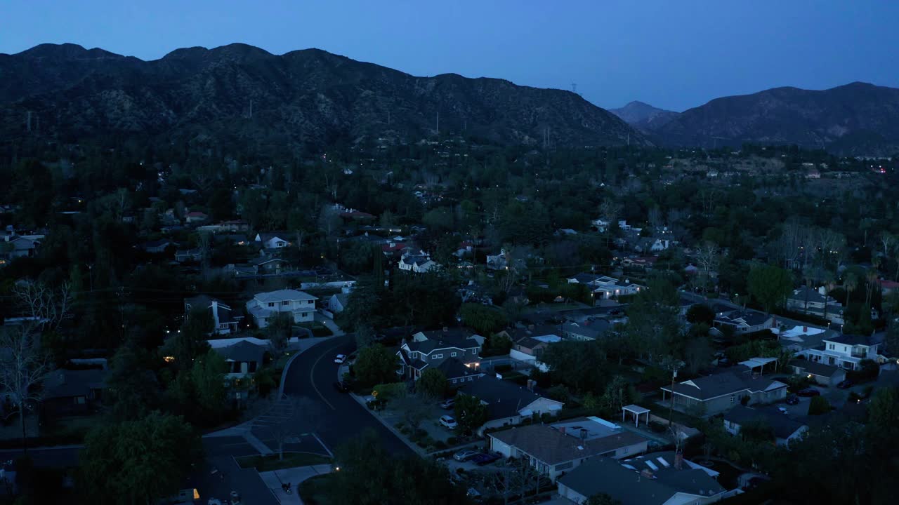 小镇拉加拿大在黄昏加利福尼亚-无人机拍摄视频下载
