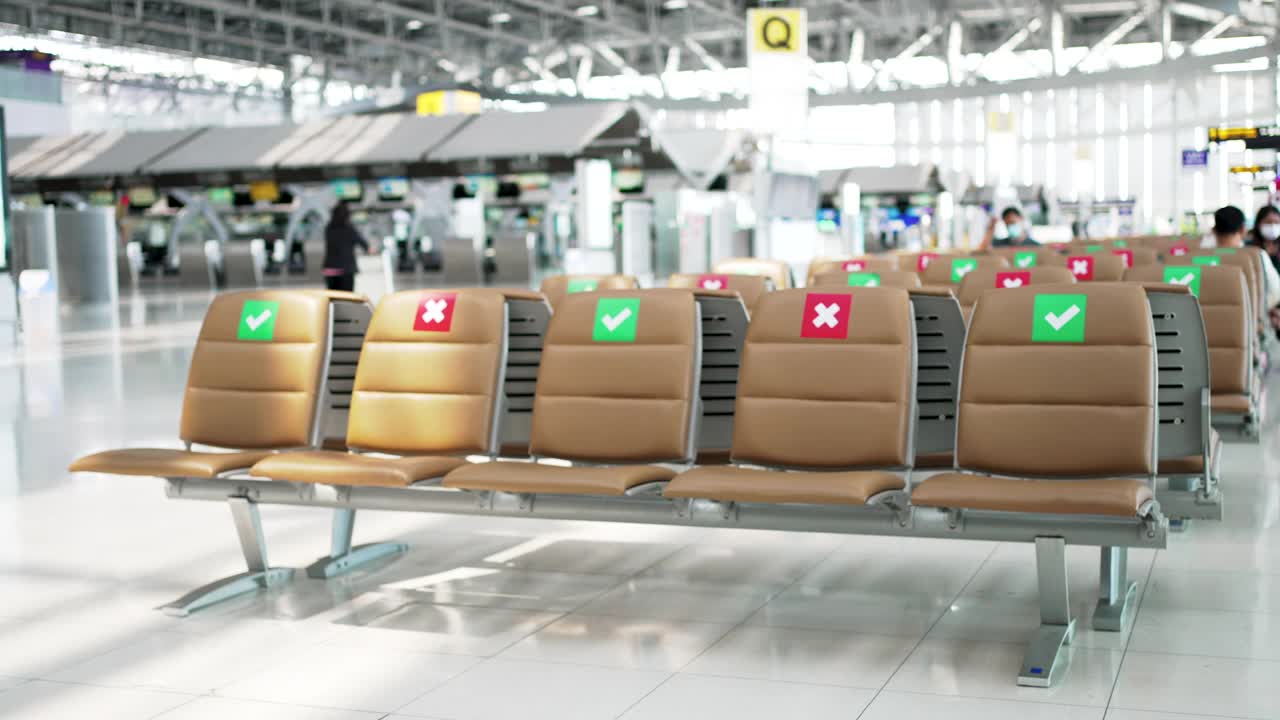 机场椅子上的社交距离标志。视频素材