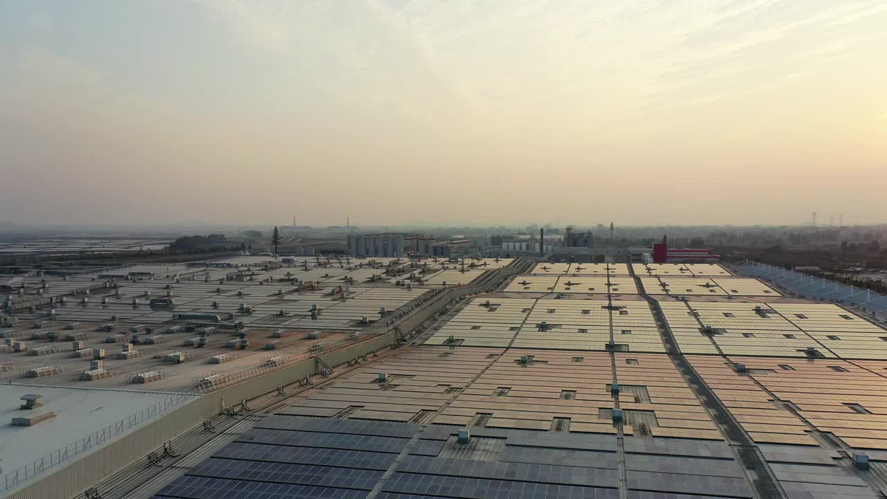 工厂屋顶太阳能电池板的鸟瞰图视频下载