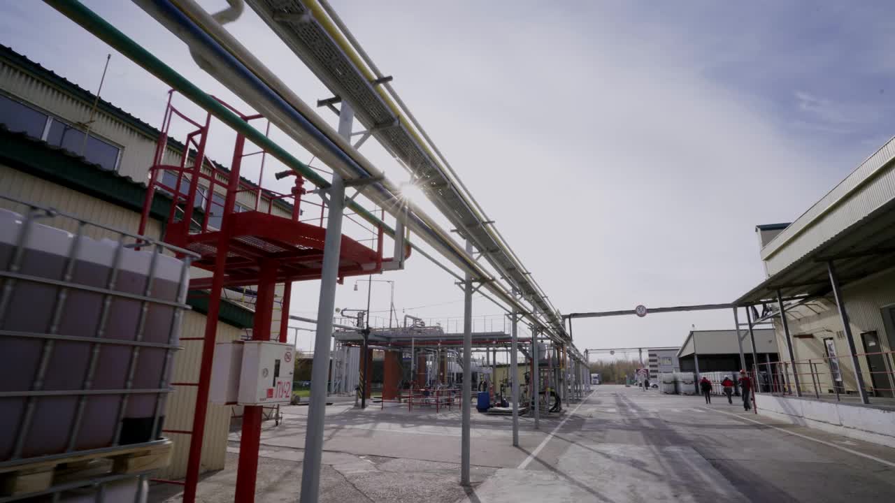 移动沿天然气和石油炼油厂的工厂堆场与管道视频素材