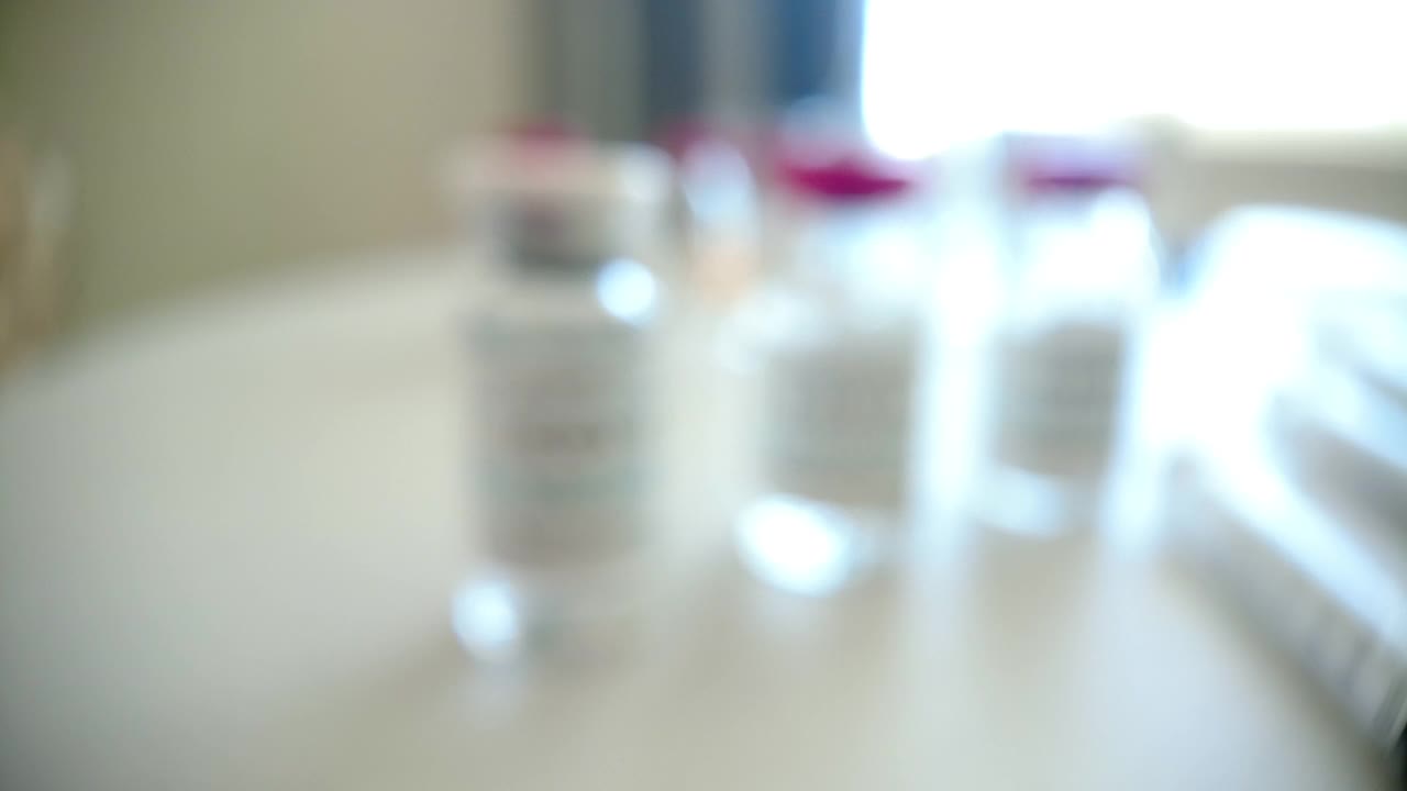 COVID-19疫苗剂量注射器离焦宏瓶4K系列视频视频素材