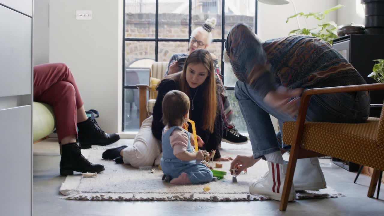 小女孩和家人在地板上玩耍视频素材