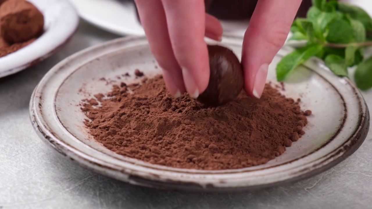 在可可粉中滚动松露巧克力视频素材