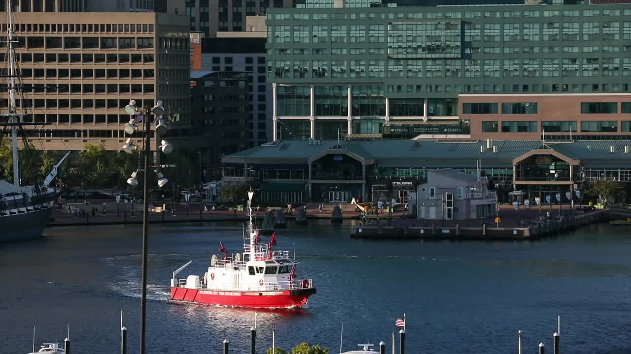巴尔的摩消防局船只和巴尔的摩内港鸟瞰图。城市景观在背景，船，渡船和豪华游艇在前景。马里兰视频下载