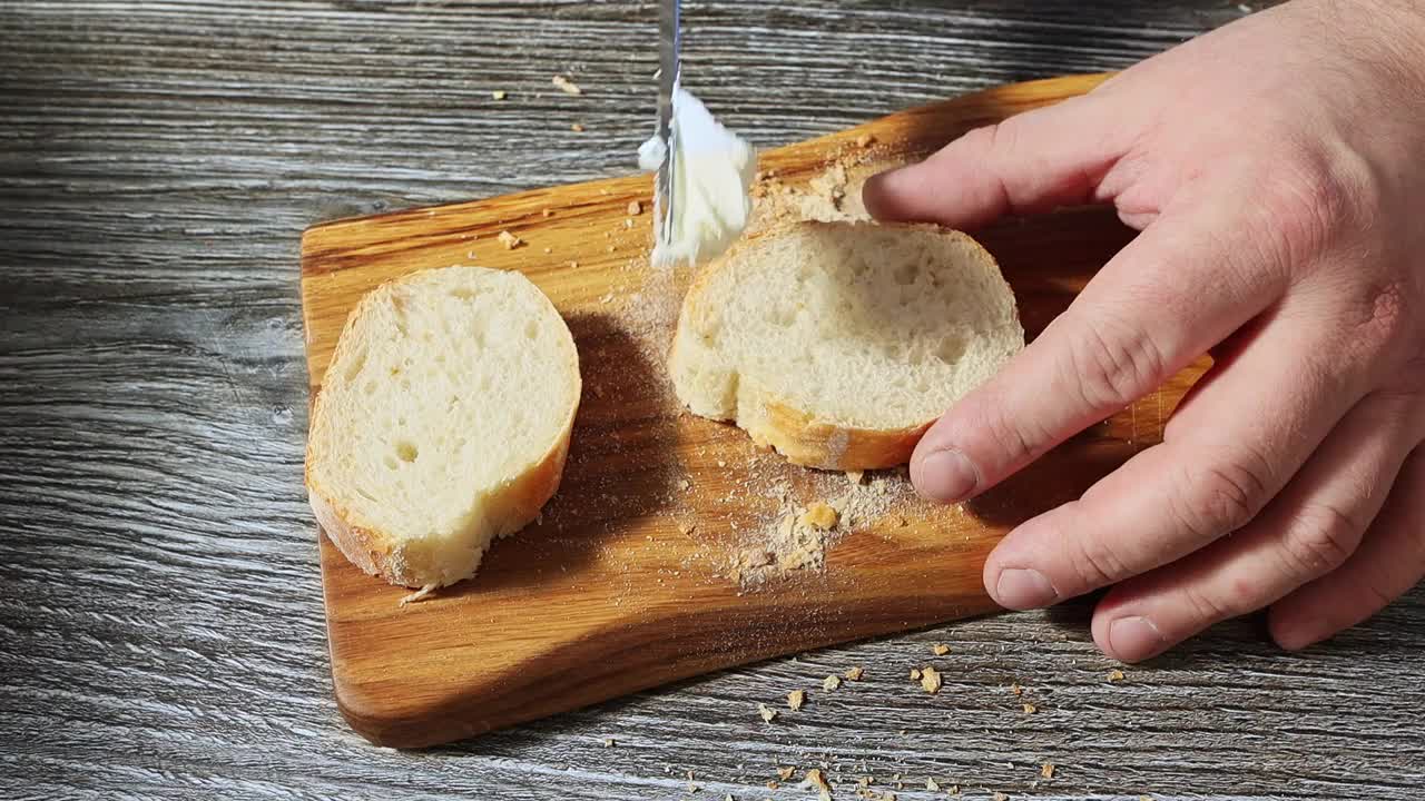 用白软干酪做健康三明治，在黑麦面包上涂奶油干酪视频下载