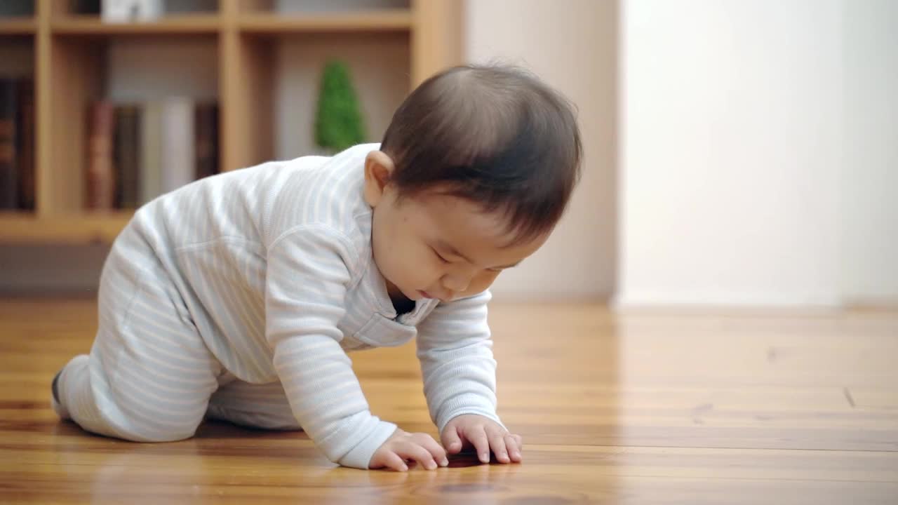 亚洲婴儿在地板上爬视频下载