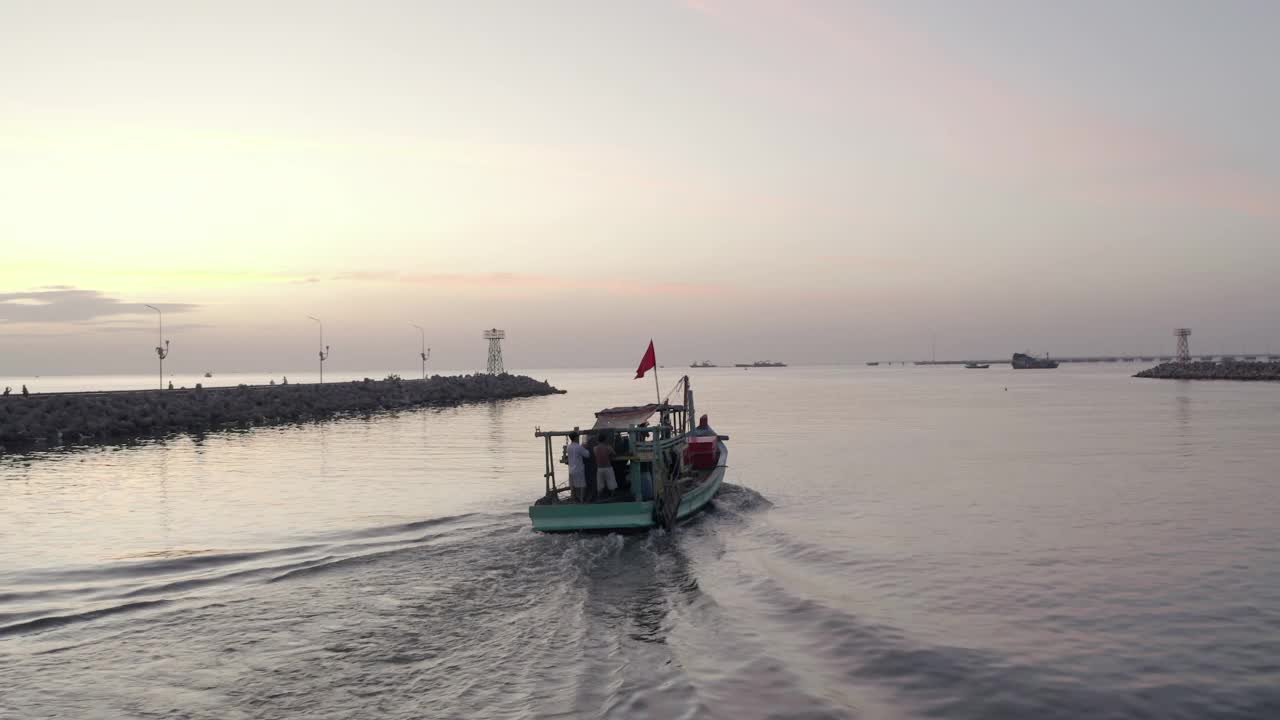 日落时分驶离港口的渔船视频下载