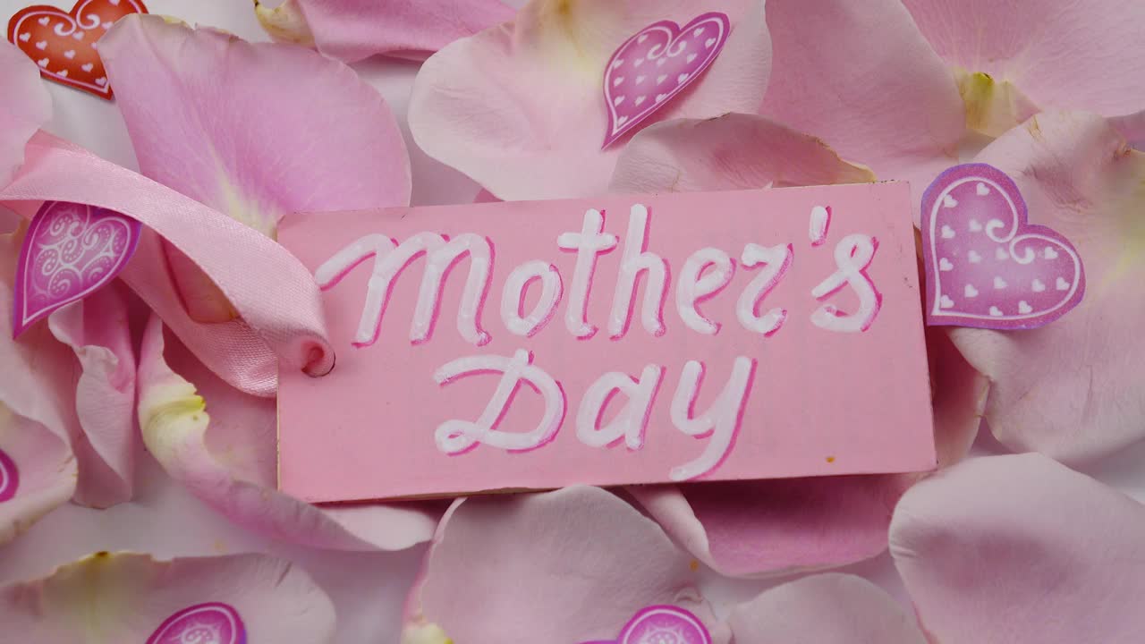 母亲节贺卡和粉红色的玫瑰花瓣视频下载