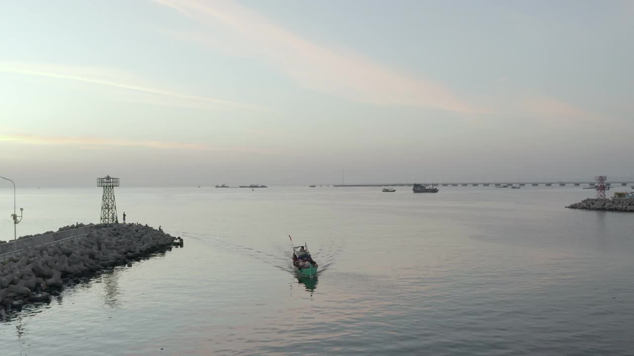 日落时分返回港口的渔船视频下载