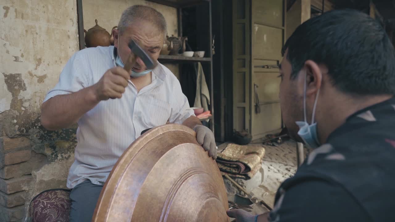 中国新疆喀什老城维吾尔族传统手工艺作坊。视频素材