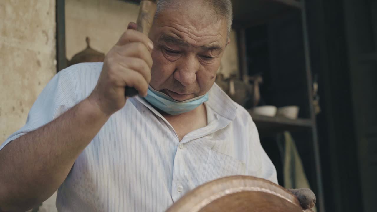 中国新疆喀什老城维吾尔族传统手工艺作坊。视频素材