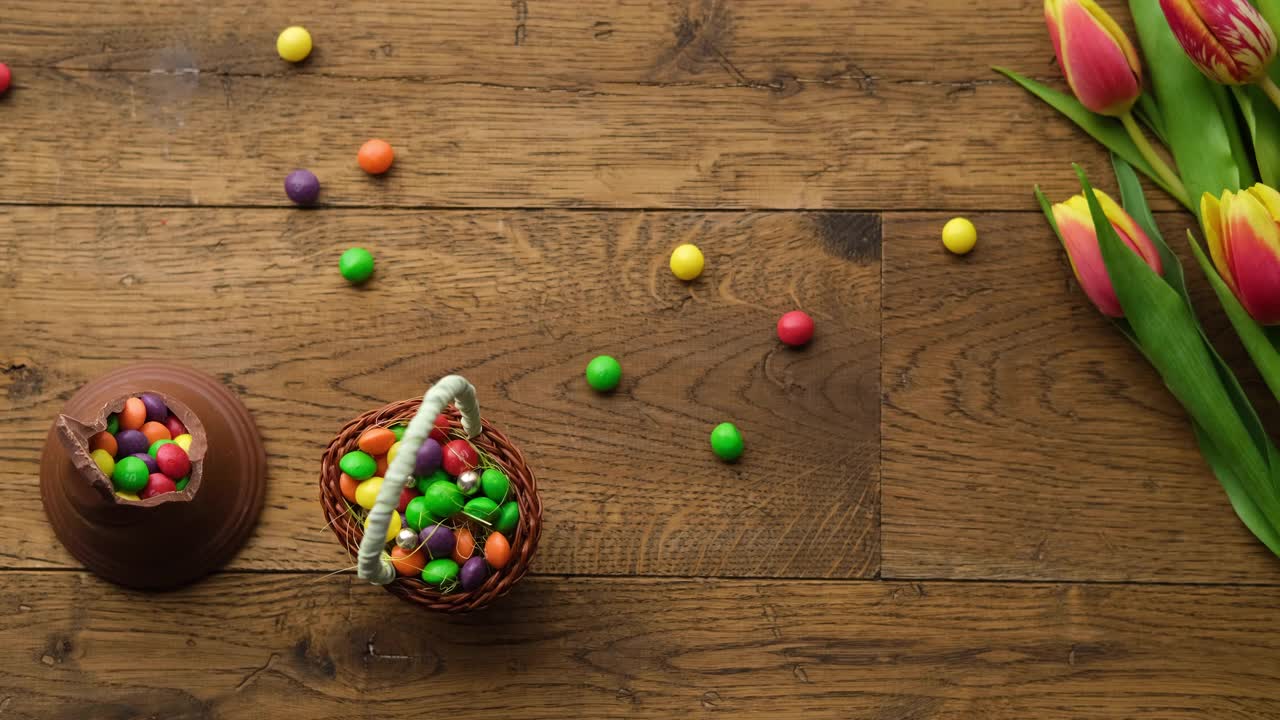 巧克力复活节兔子和糖果的木制背景。视频下载