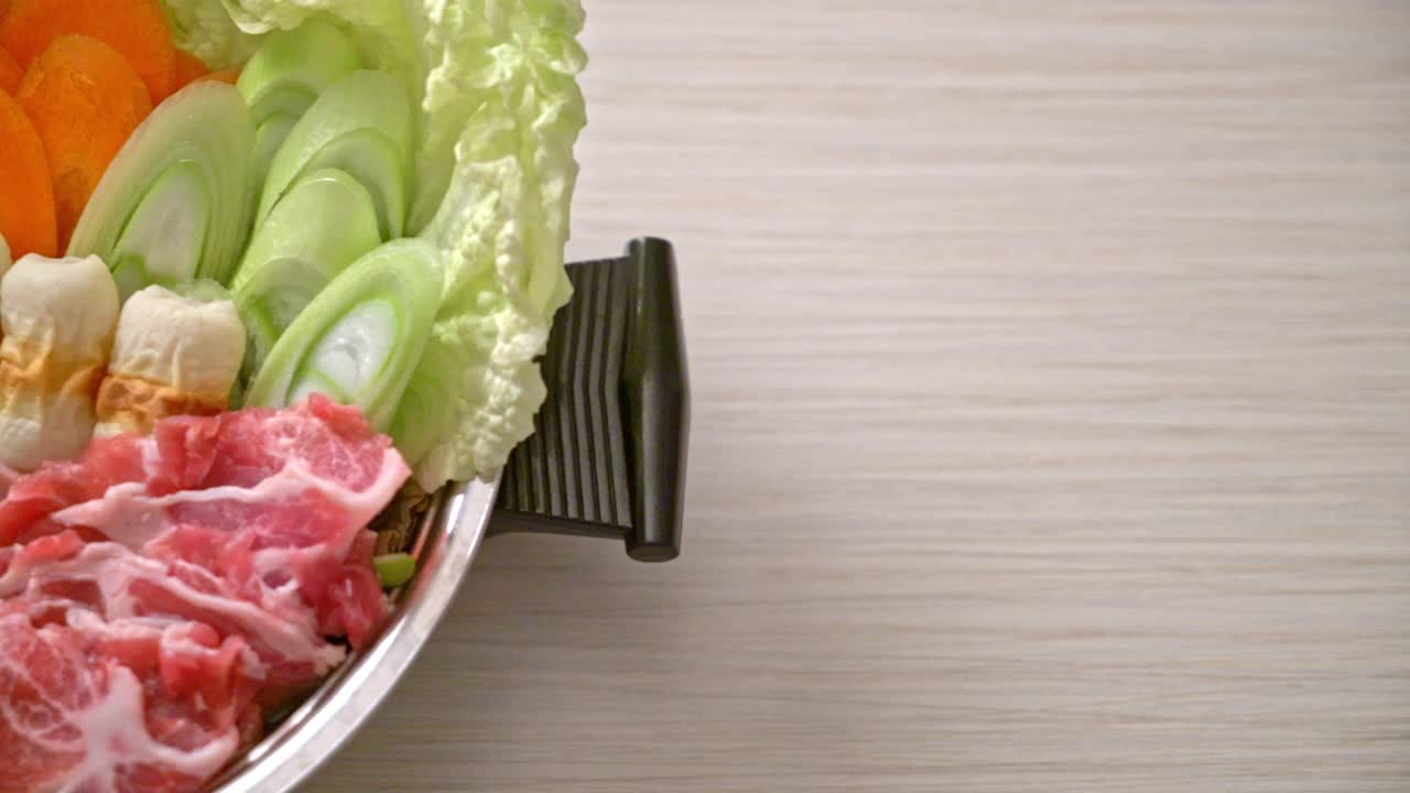 素喜烧或涮锅黑汤，有肉、生的和蔬菜-日本料理风格视频素材