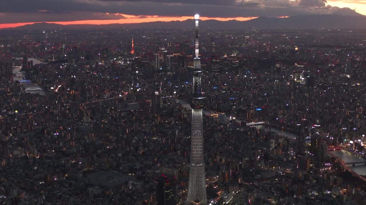 空中，东京天际线与天空树和东京塔黄昏，日本视频素材