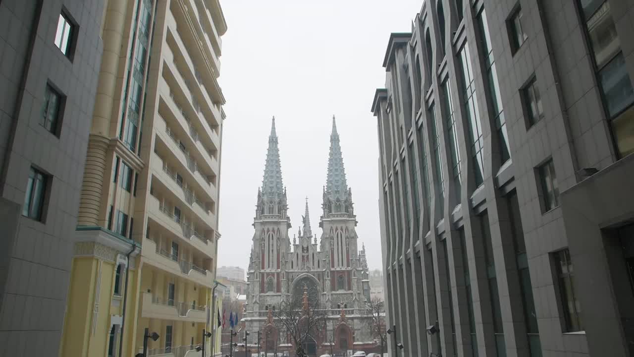 天主教堂与现代建筑外观视频素材