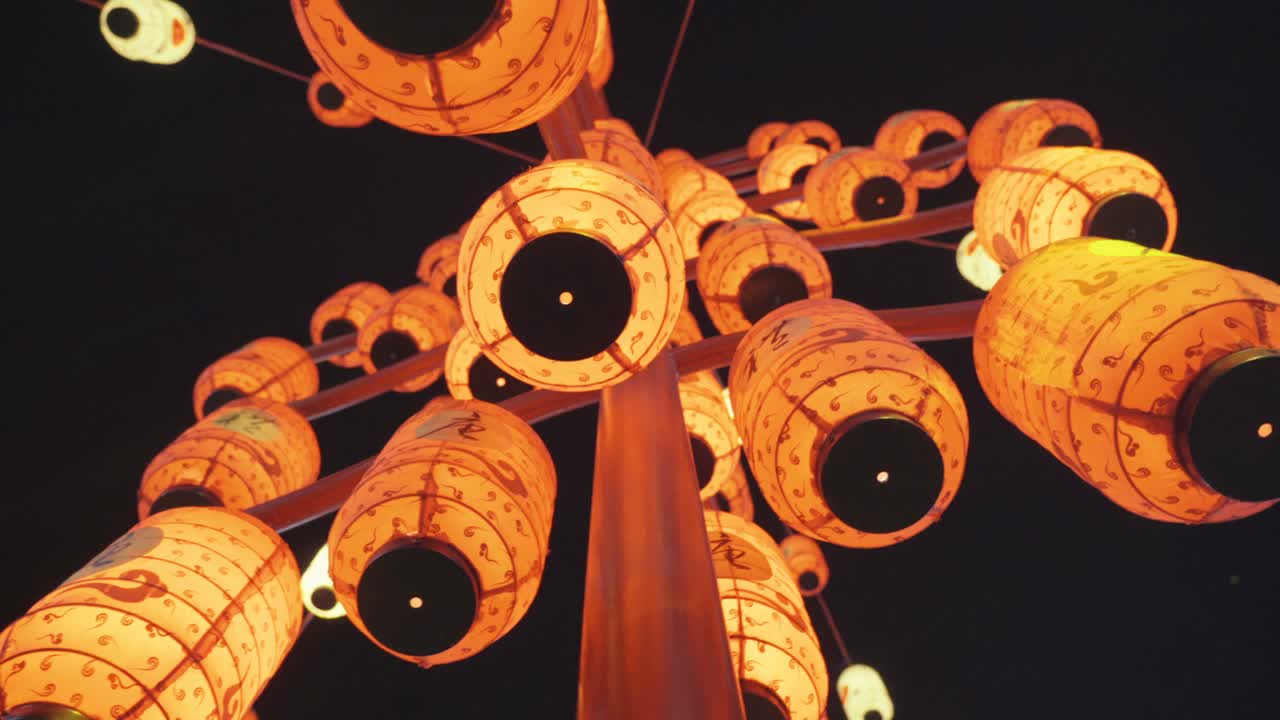 街上挂满灯笼庆祝中国新年视频素材