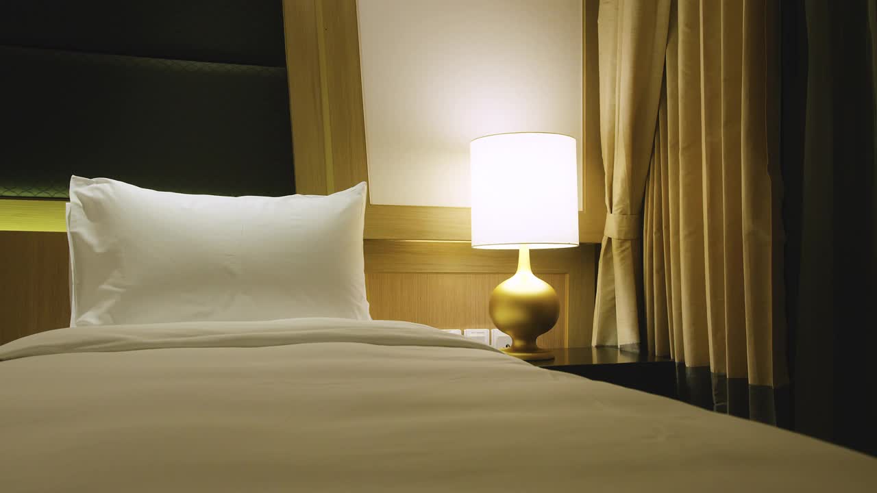 近白米色软枕头床和毛毯卧室室内设计概念。床上女佣的豪华理念概念视频下载