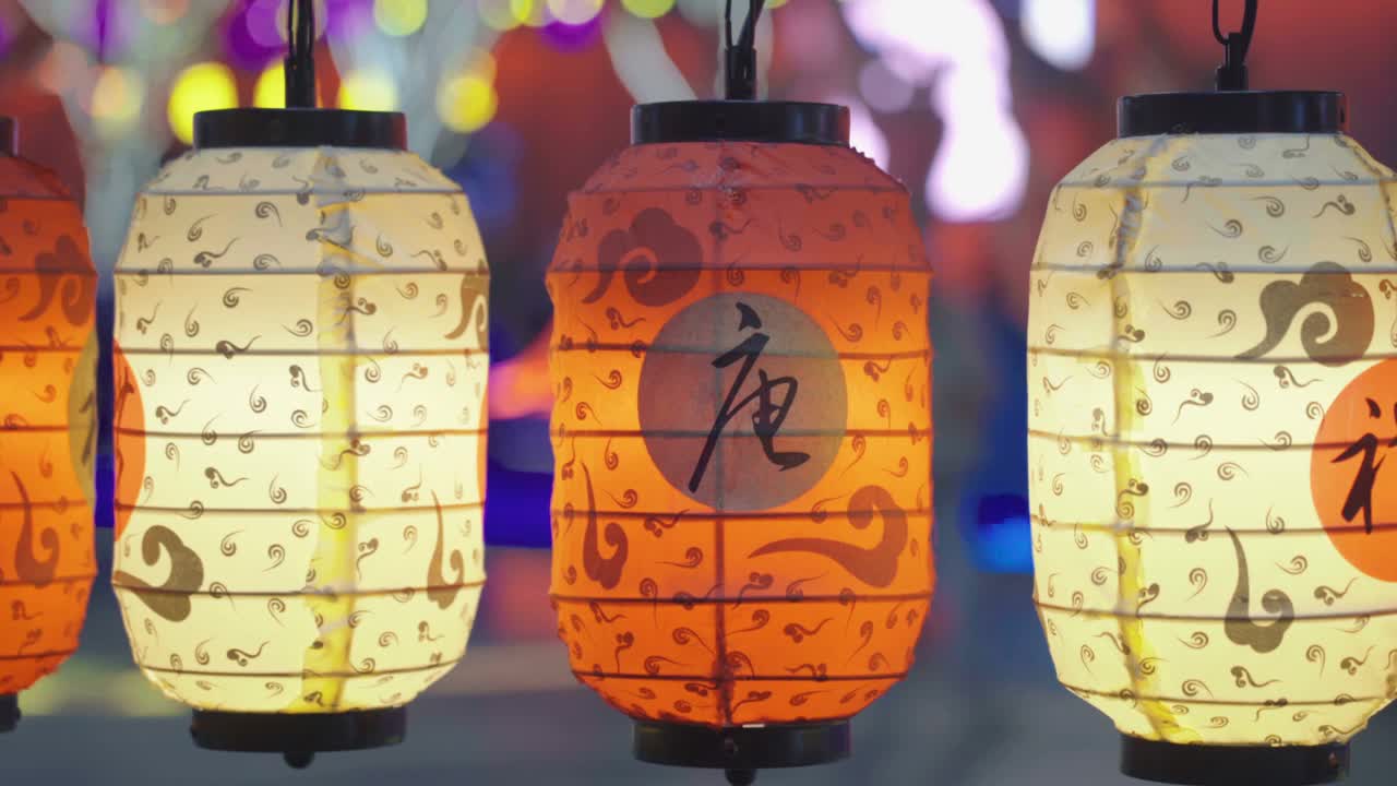 街上挂满灯笼庆祝中国新年视频下载