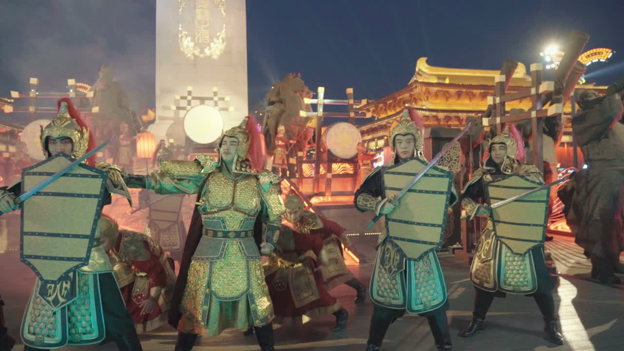 西安大唐光大夜市，演员们装扮成唐朝武士。视频下载