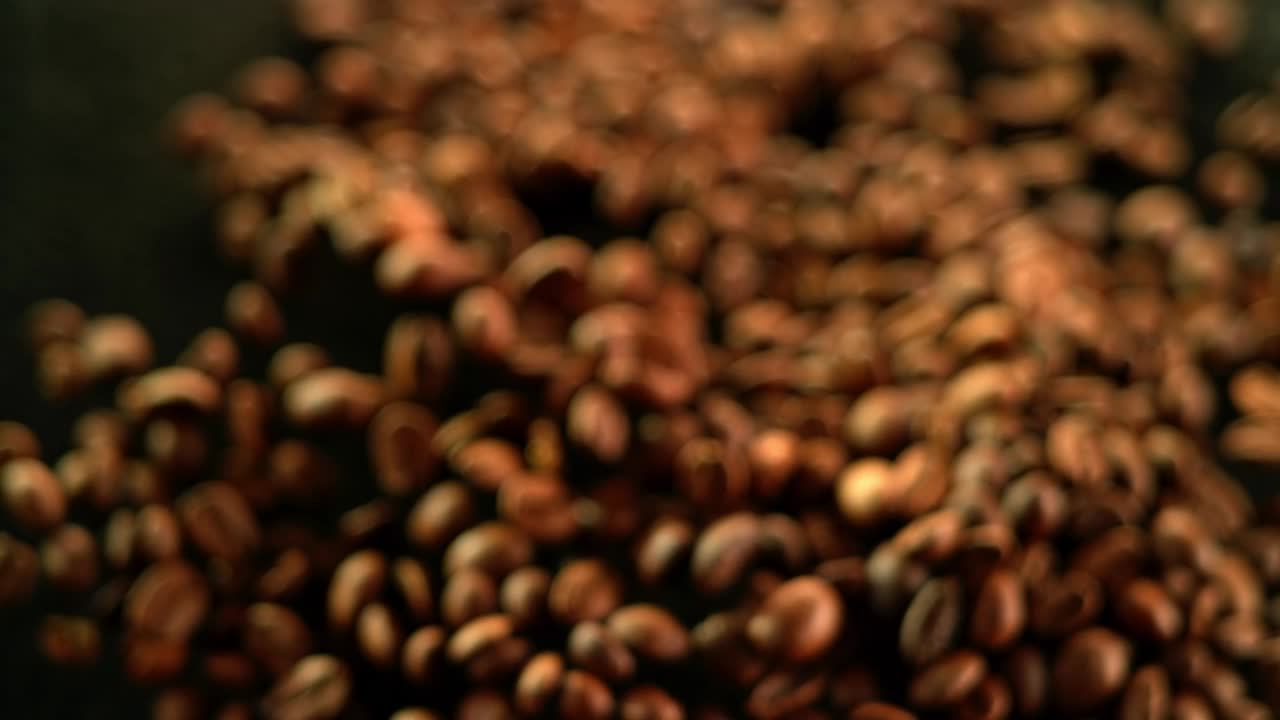 SLO MO LD咖啡豆飞向空中视频素材