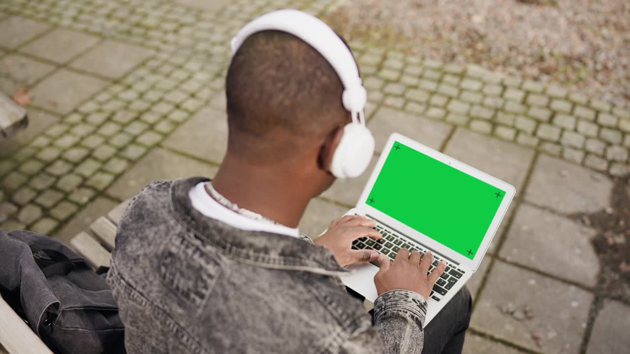 学习和听音乐-与色度键绿色屏幕视频下载