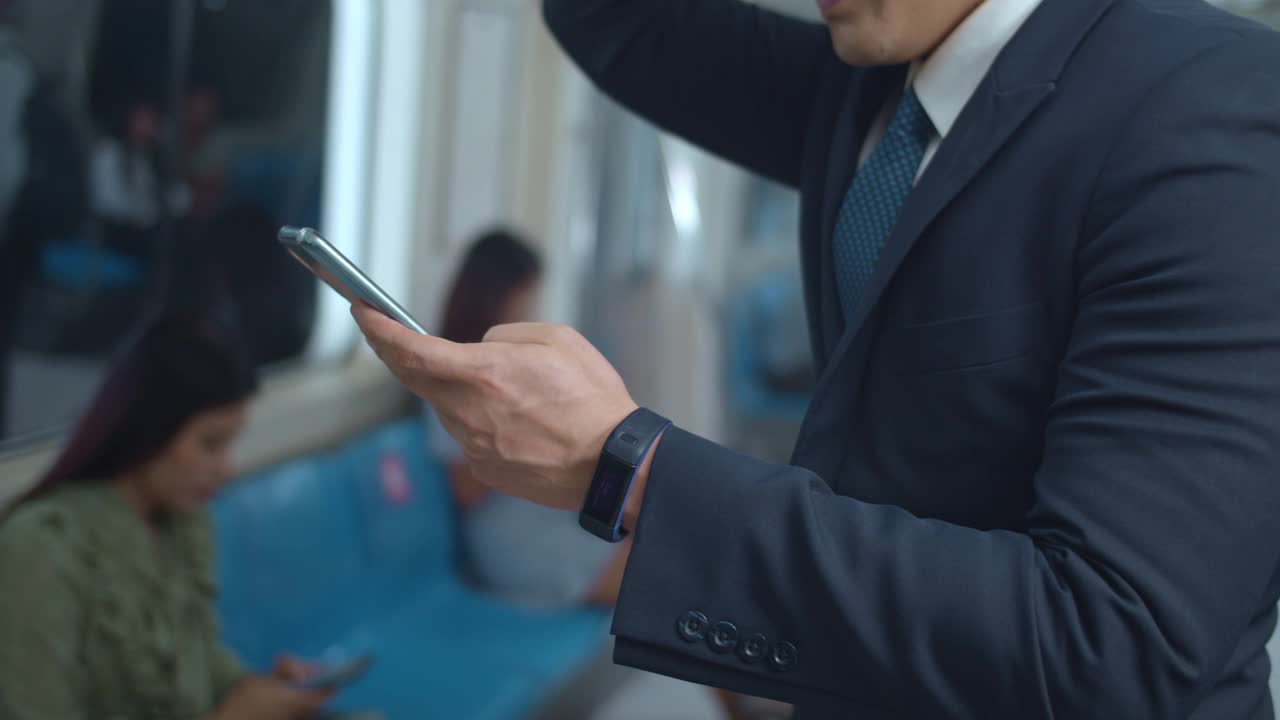 商人在乘坐地铁期间使用智能手机，特写视频素材