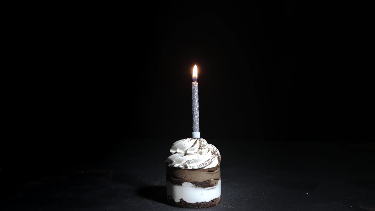 黑色背景上的蜡烛生日蛋糕视频素材